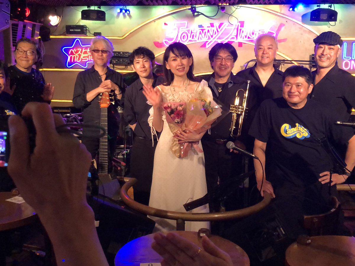 haguretakobato's tweet photo. 昨日、#RANdezvous すずランさんのライブに行って来ました。
ジョニーエンジェルは、ステージが狭いのでバンドメンバーがはみ出していました😅
2部構成で、1部は聖子、明菜、石川ひとみの70’80’の曲 2部は、キャンディーズ曲でした。
ツイキャスで、配信していますよ😁
#すずラン
#キャンディーズ https://t.co/g9rJj2cEWz