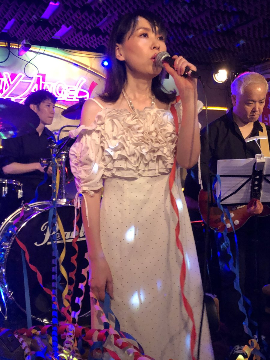 haguretakobato's tweet photo. 昨日、#RANdezvous すずランさんのライブに行って来ました。
ジョニーエンジェルは、ステージが狭いのでバンドメンバーがはみ出していました😅
2部構成で、1部は聖子、明菜、石川ひとみの70’80’の曲 2部は、キャンディーズ曲でした。
ツイキャスで、配信していますよ😁
#すずラン
#キャンディーズ https://t.co/g9rJj2cEWz