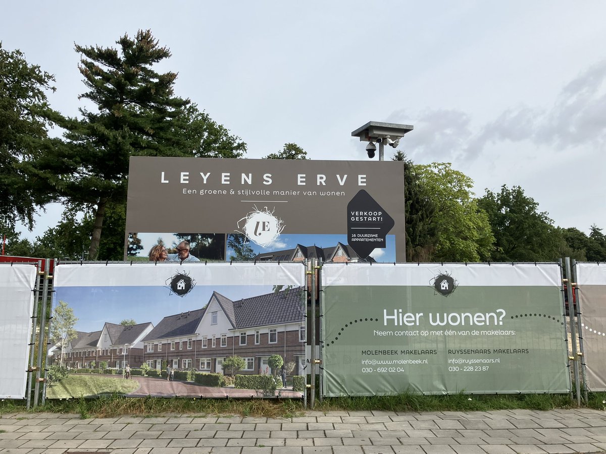 Stand op het sloop/bouwterrein van het Leyens Erve. De tuinen zijn weg. De kelder is nagenoeg weg.