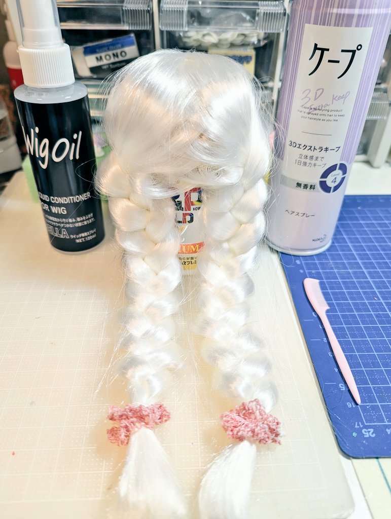 いちごちゃんのウィッグがボサボサなので三つ編みし直す！不器用だから