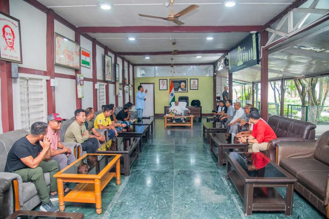 im_dyna4's tweet photo. "CM N.Biren Singh meets with IDP reps from Moreh! Committed to addressing their challenges with urgency &amp; providing necessary support to improve living conditions. Govt dedicated to their well-being! #IDPSupport #Moreh #GovtCommitment" https://t.co/xg6PgL2Q3o
