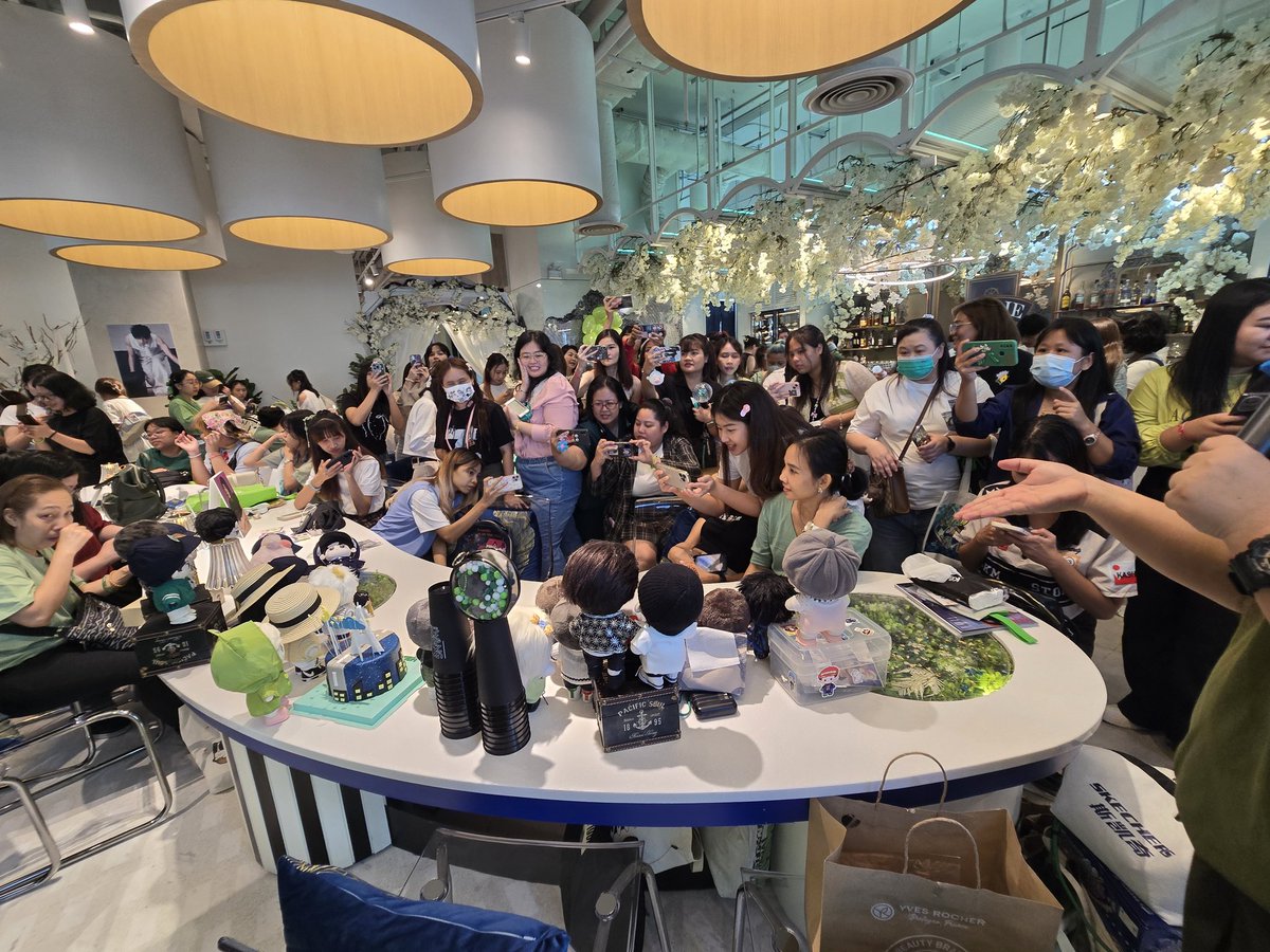 Aorjang's tweet photo. บรรยากาศในงานวันนี้ ตอนร้องเพลง HBD ค่า ลูกหลานเยอะแยะเลย ผปค.รุมถ่ายกันหนุกหนาน 😆💚✨️✨️✨️（1）

#WangYiBoMyLight 
#WangYibo_BirthdayCountdown https://t.co/JNB8PipRZz