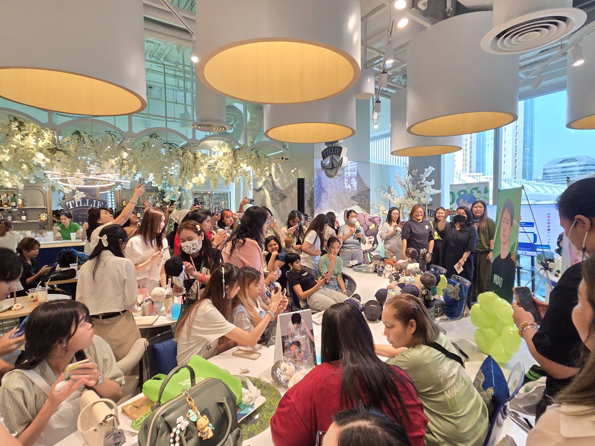 Aorjang's tweet photo. บรรยากาศในงานวันนี้ ตอนร้องเพลง HBD ค่า ลูกหลานเยอะแยะเลย ผปค.รุมถ่ายกันหนุกหนาน 😆💚✨️✨️✨️（1）

#WangYiBoMyLight 
#WangYibo_BirthdayCountdown https://t.co/JNB8PipRZz