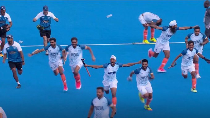 CricCrazyJohns's tweet photo. Everyone running near PR SREEJESH...!!!! 💪

- He defended in 1st Quarter. 
- He defended in 2nd Quarter. 
- He defended in 3rd Quarter.
- He defended in 4th Quarter. 

He won it for India in Penalties....!!! https://t.co/kfRmlQk241