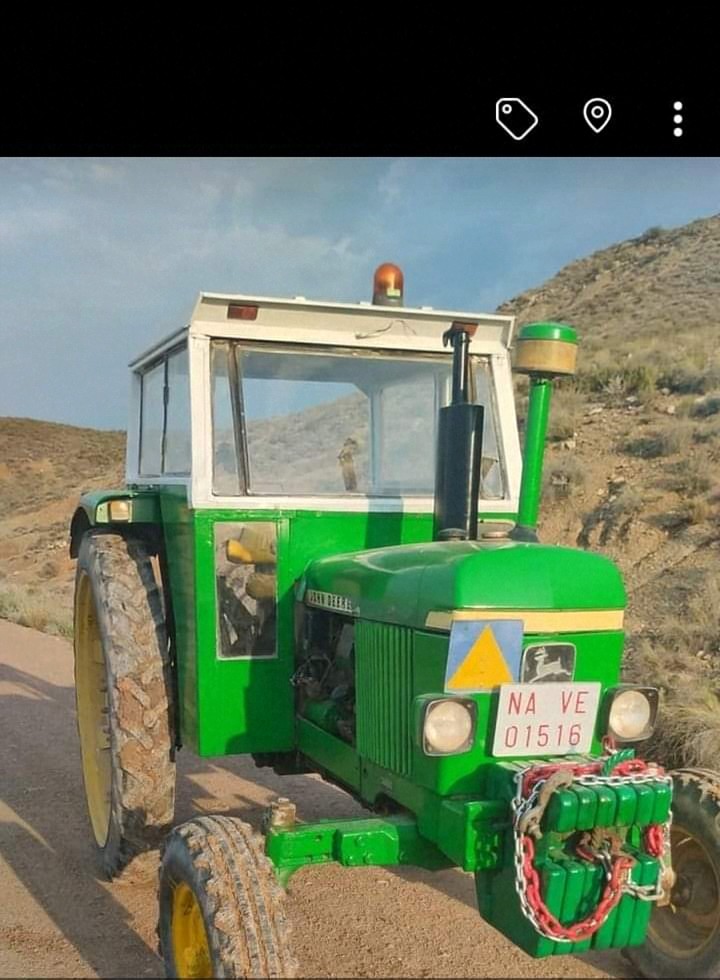 Hoy os presento mi joya Jhon Deere 2035 era de mi padre y ahora es mío. Fabricado en Getafe España entre 1977 y 1979 con un motor de 70 caballos canta como un ruiseñor. Recién pintado por mi. Cabina Blanca y lo demás verdedever. Blanca y negra como el águila imperial valle cruz