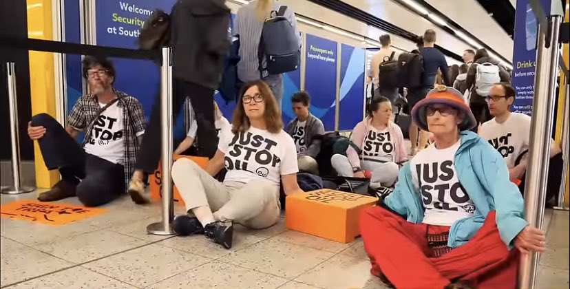 anne_ia's tweet image. What is more scary?