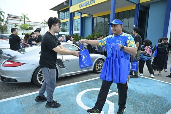 Majlis Ramah Mesra &amp;  Perhimpunan Kereta Mewah dan Antik sempena Pesta Kuantan 188

Sebanyak 120 kenderaan Mewah dan Antik berhimpun di UMPSA dan telah menjadikan UMPSA sebagai  destinasi persinggahan menerusi Program Ramah Mesra  bersama warga UMPSA yang berlangsung hari ini