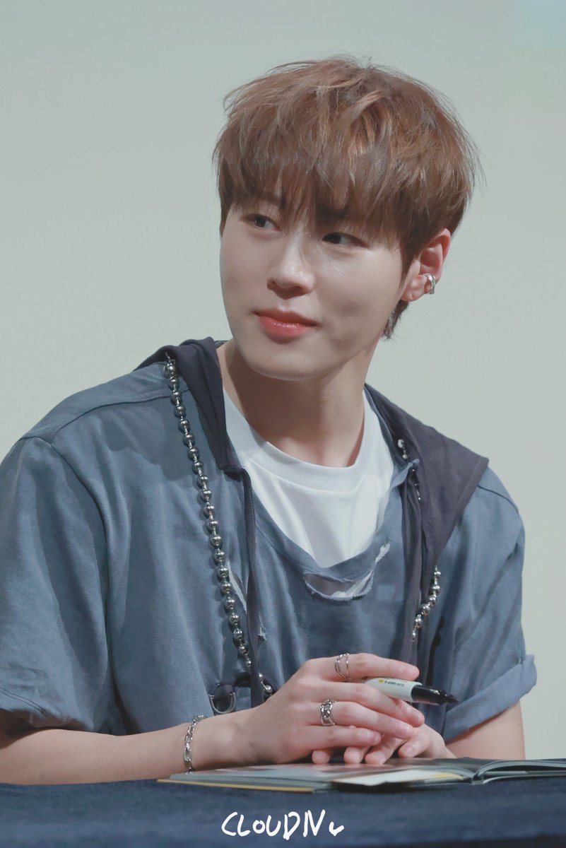 cloudn_hsw's tweet photo. 240804 위드뮤 팬싸

🩶🩶

#하성운 #HASUNGWOON https://t.co/wqTlhrsnq8