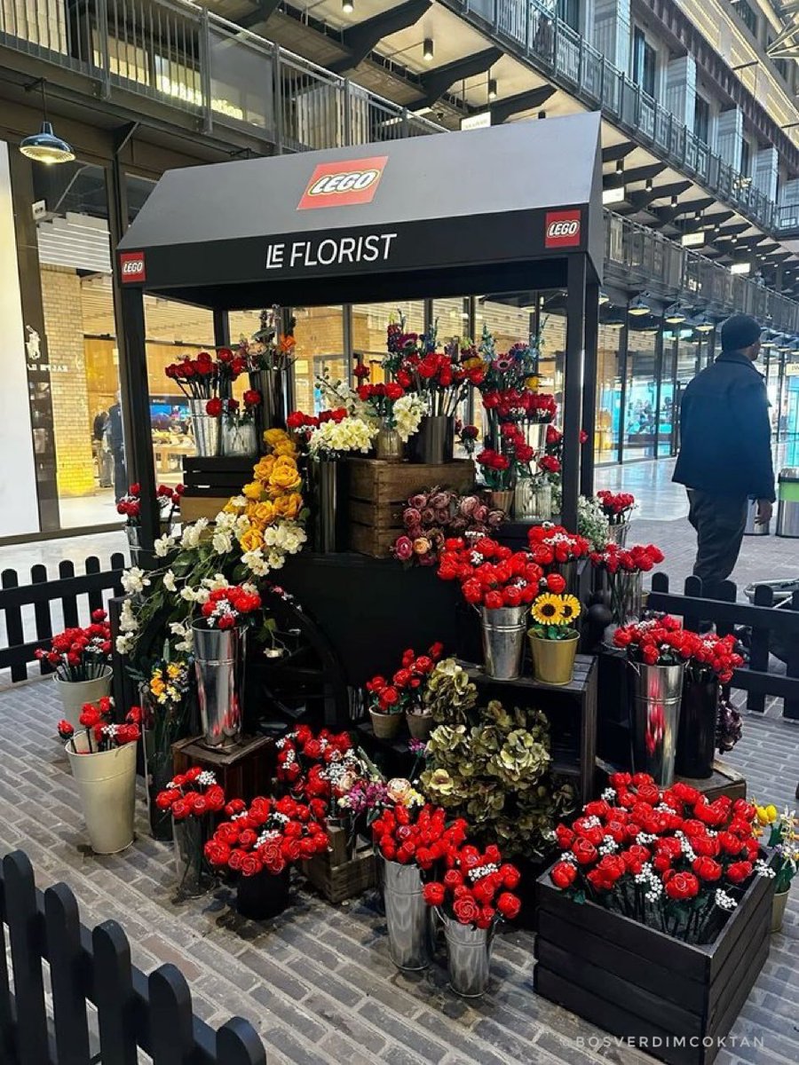 BosverdimCoktan's tweet photo. Lego çiçeği standı🥹 https://t.co/sf056zScZn