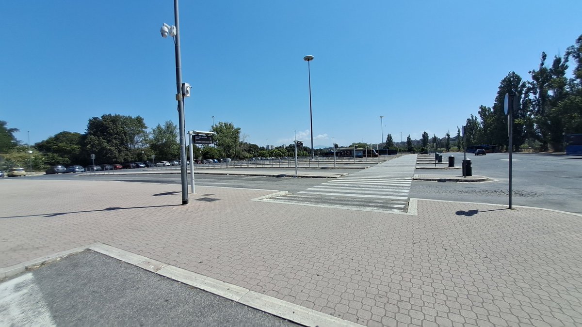 QuinziUgo's tweet photo. Utenti del trasporto pubblico e isole di calore.

In nessuna corsia né di Cotral né di ATAC è presente un riparo dal sole diretto di agosto.

Il candidato spieghi perché nel principale hub di trasporti di Roma Nord e provincia non siano presenti in attesa né Utenti né bus. https://t.co/9zQT1xeQW9