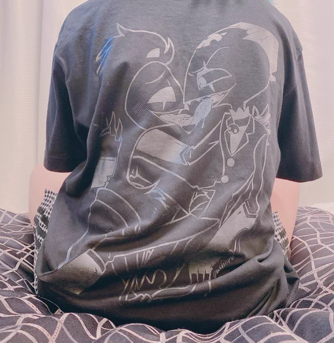 光るストリツTシャツ作ったストリツのロゴ絶妙にダサいのが気に入ってるし、後ろの絵は蓄光なので光る 