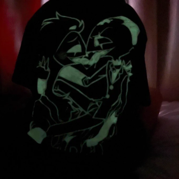 光るストリツTシャツ作ったストリツのロゴ絶妙にダサいのが気に入ってるし、後ろの絵は蓄光なので光る 