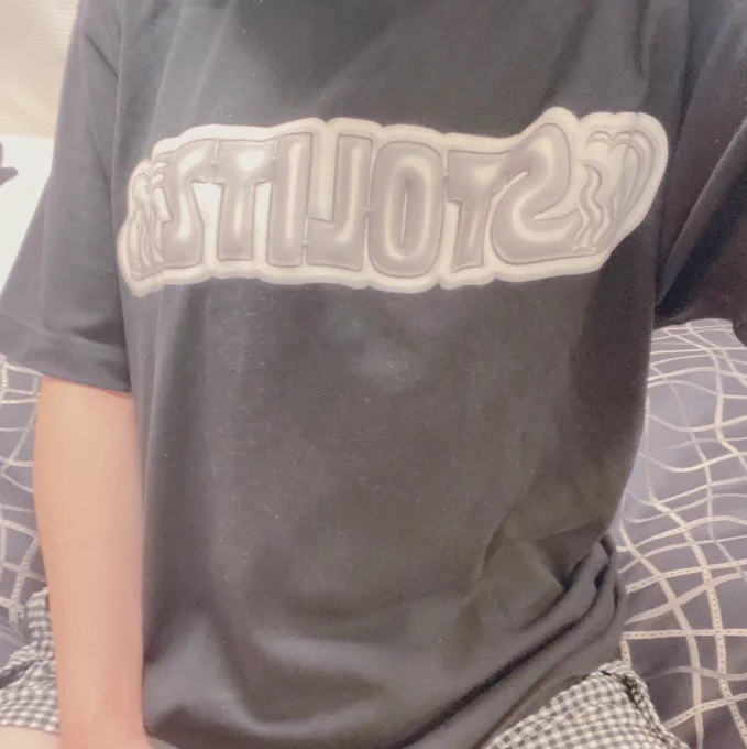 光るストリツTシャツ作ったストリツのロゴ絶妙にダサいのが気に入ってるし、後ろの絵は蓄光なので光る 