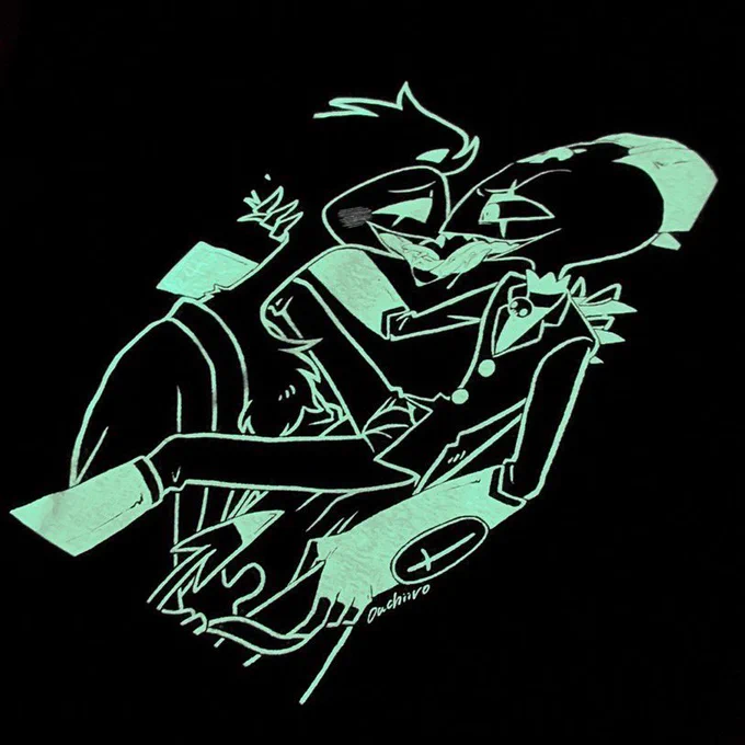 光るストリツTシャツ作ったストリツのロゴ絶妙にダサいのが気に入ってるし、後ろの絵は蓄光なので光る 