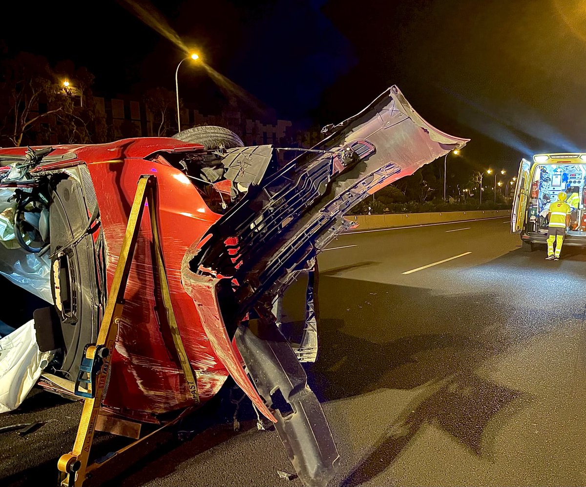 112canarias's tweet photo. Un varón de 35 años resultó herido esta madrugada al volcar el turismo con el que circulaba por la TF-5 a su paso por La Laguna #Tenerife 

➡️Intervino una ambulancia del #SUC @BomberosTf  y @guardiacivil 

Más información⬇️
https://t.co/HVO2rFRkys https://t.co/twzLJZ78Z9