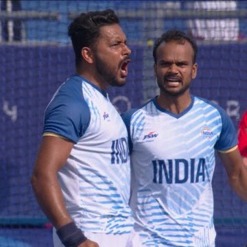 RaviShastriOfc's tweet photo. Wow. Not a game for the faint hearted. What character to defend with 10 men for that long. @16Sreejesh You beauty. You are the best in the business. #INDvsGBR #Hockey @TheHockeyIndia https://t.co/pEtSnpFqT0