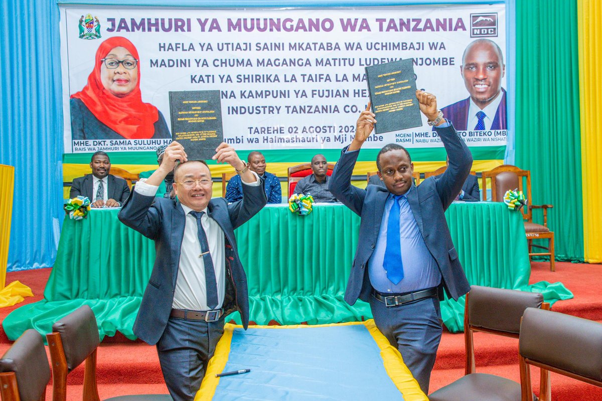 MadiniTanzania's tweet photo. #KubwaZilizopita
Tanzania imeandika Historia Mpya ya matumizi ya Rasilimali  zake kufuatia kusainiwa kwa utekelezaji wa Mradi wa Uchimbaji Madini ya Chuma wenye thamani ya Dola Milioni 77.
#Mining4Development
@Nishati2017 https://t.co/AYTlgVmt7W