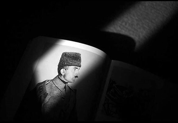 buketyslgl's tweet photo. “Ben Harbiye Nazırı Enver! Allah’a yemin olsun ki, tek varlık gayem, dinim ve vatanım için yaşamaktır.”

Ölüm saçan Rus mitralyözüne yalın kılıç saldıran Enver Paşa'nın ruhu şad, şehâdeti mübarek olsun. 🇹🇷 https://t.co/zy04BAcD9X