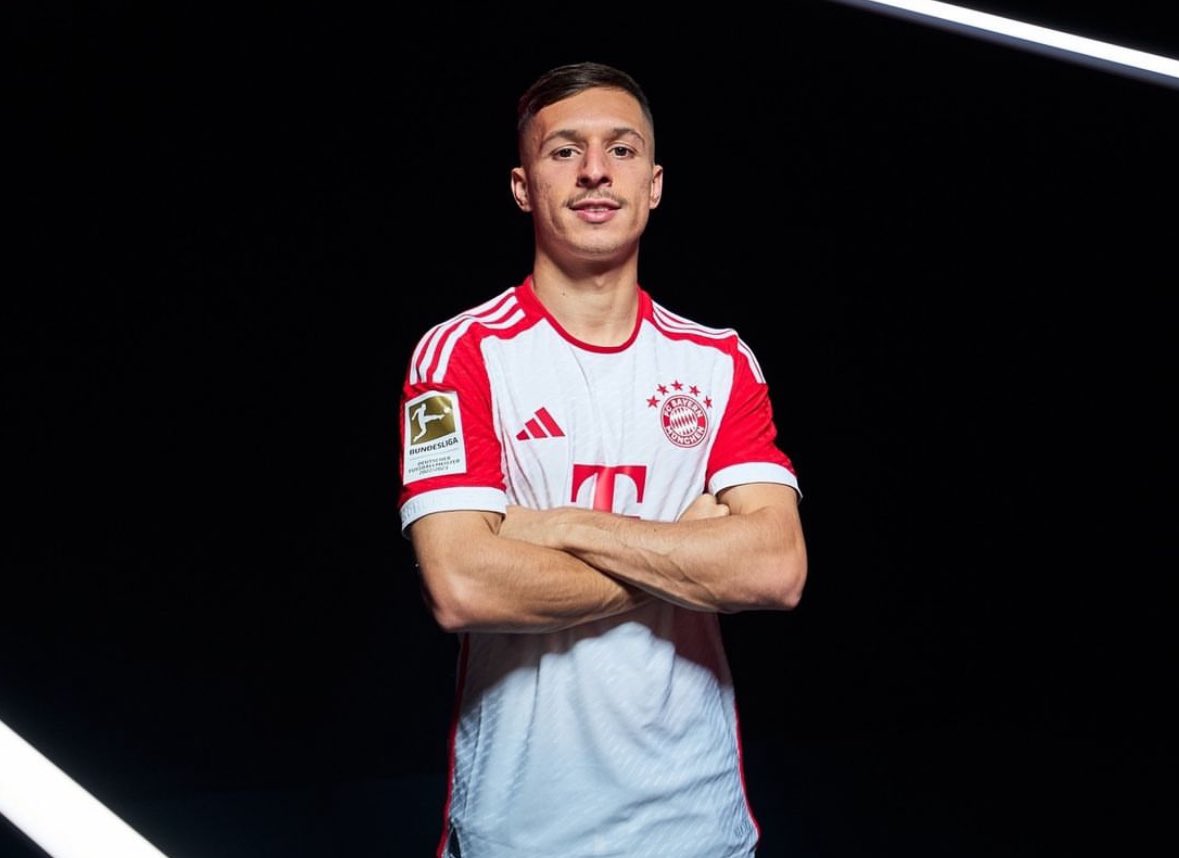 FabrizioRomano's tweet photo. 🚨🦇 Valencia have presented project and loan proposal to Bryan Zaragoza to join from Bayern.

Negotiations ongoing, as reported by @marcosbenito9.

Several clubs are interested and trying but Valencia are already pushing. https://t.co/uw0RvN959b
