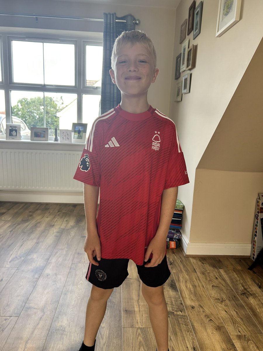 catnew86's tweet photo. The parents have arrived in north Devon with this beaut of a shirt for the boy #nffc #nottinghamforest #forest #footballshirt #thennowforever #devonred https://t.co/s2V1zaA5ba