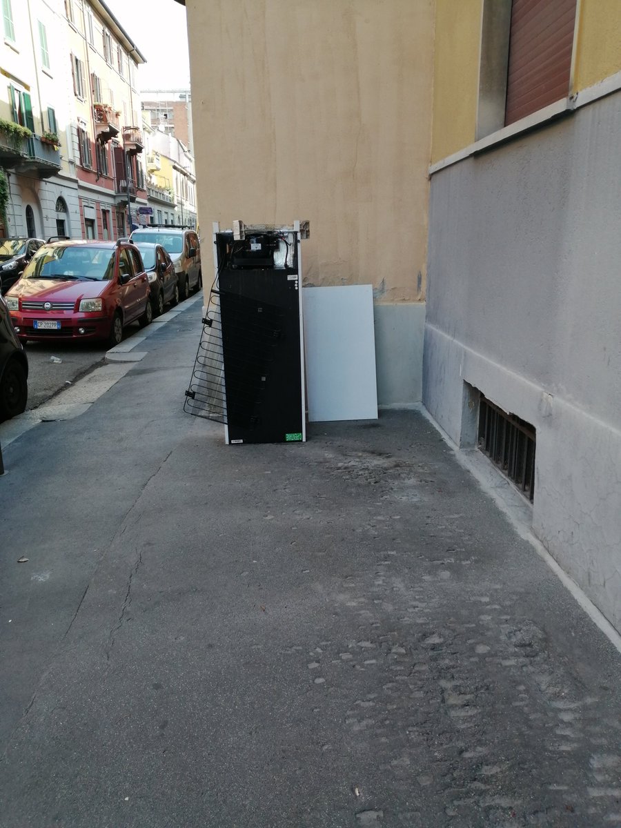 clapine75's tweet photo. Buongiorno @amsa_spa, segnalo rifiuti abbandonati in via Gluck n. 2,grazie.
#Milano  #amsa #viaGluck #rifiutiabbandonati #inciviliaMilano #incivili https://t.co/jTtToWaY4T