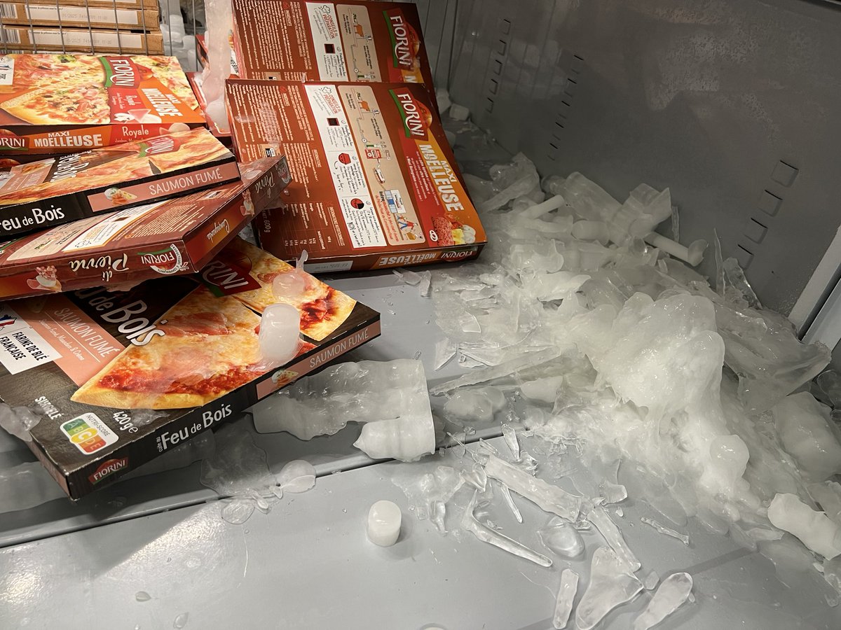 Changement d’enseigne le <a href="/CasinoEnseignes/">Casino, Spar, Vival</a> a cédé la place à <a href="/intermarche/">Intermarché</a>  à l’#espaceborely  un scandale sanitaire !! <a href="/dgccrf/">DGCCRF</a>  merci de contrôler tous les produits sous contrainte de respect de la chaîne du froid