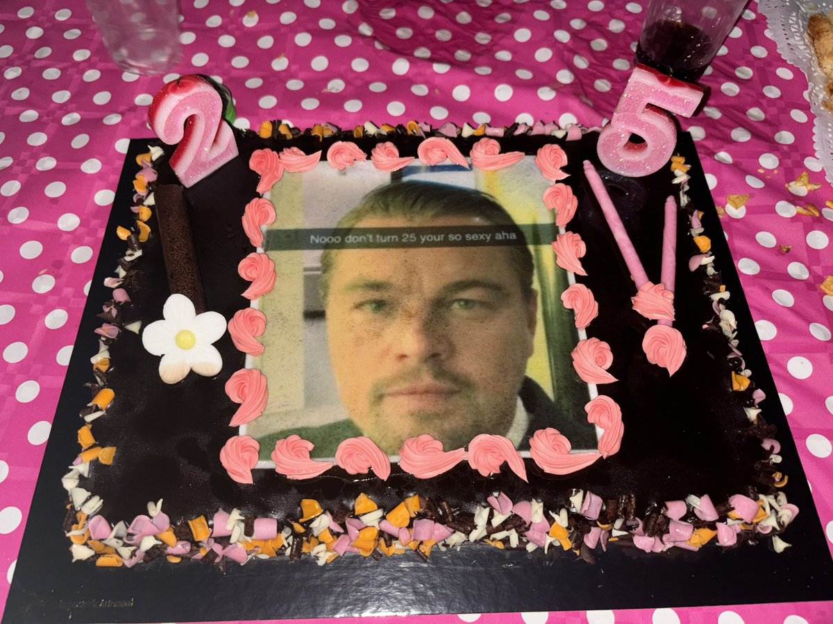 sssstaguai_'s tweet photo. Ayer mis amigas me regalaron la mejor tarta de cumpleaños que he tenido en mi vida: https://t.co/sHQyoAkHRC