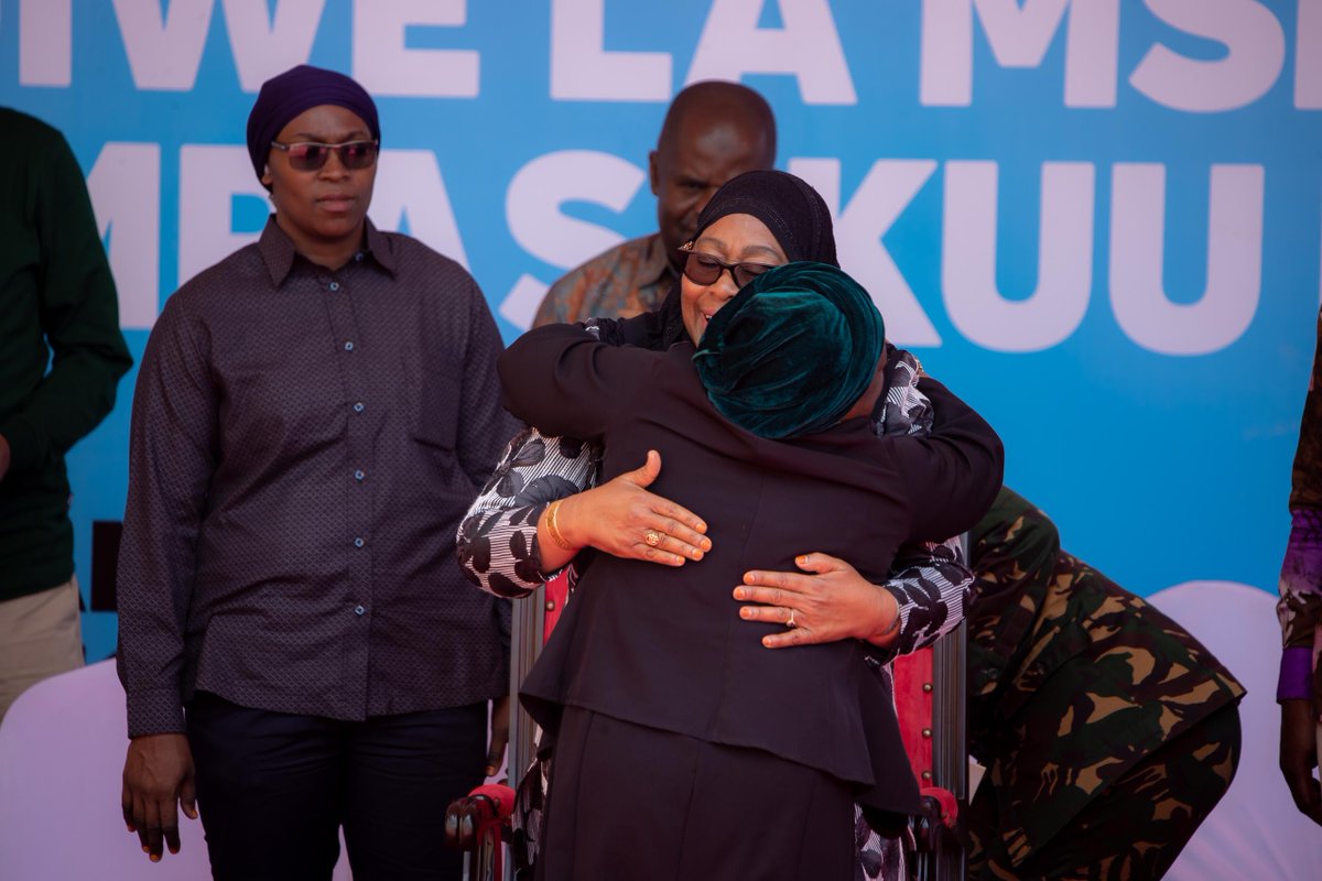 SuluhuSamia's tweet photo. Nimefurahi kukutana na mmoja wa waliokuwa waalimu wangu nikiwa mwanafunzi wa IDM Mzumbe (sasa Chuo Kikuu Mzumbe) kuanzia mwaka 1983 hadi 1986 Mama Sabina Gellejah, baada ya kuweka Jiwe la Msingi la Ujenzi wa Majengo ya Kampasi Mpya ya Chuo Kikuu Mzumbe. https://t.co/ue0gUtf3MG