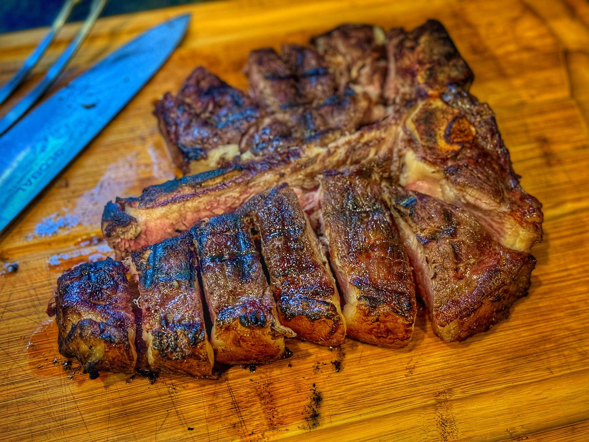 cooksdigest's tweet photo. A tasty 32oz T-bone steak from @SherwoodFoods1 cooked in the @SousVideSupreme and seared in #themightyminimax served with sweetcorn mushrooms and amazing chips made from @waitrose wonky potatoes @BigGreenEggUK @EdHenriet #bge #biggreenegg https://t.co/q5dtYc9PaH
