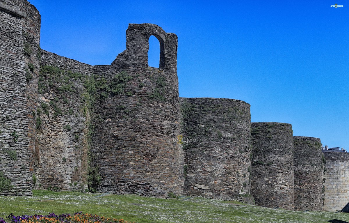 En este viaje no puede faltar la Muralla Romana de Lugo (#Galicia), fascina con sus más de 2 kilómetros de longitud y sus 10 puertas. Forman parte del inventario del Patrimonio de la Humanidad de la UNESCO