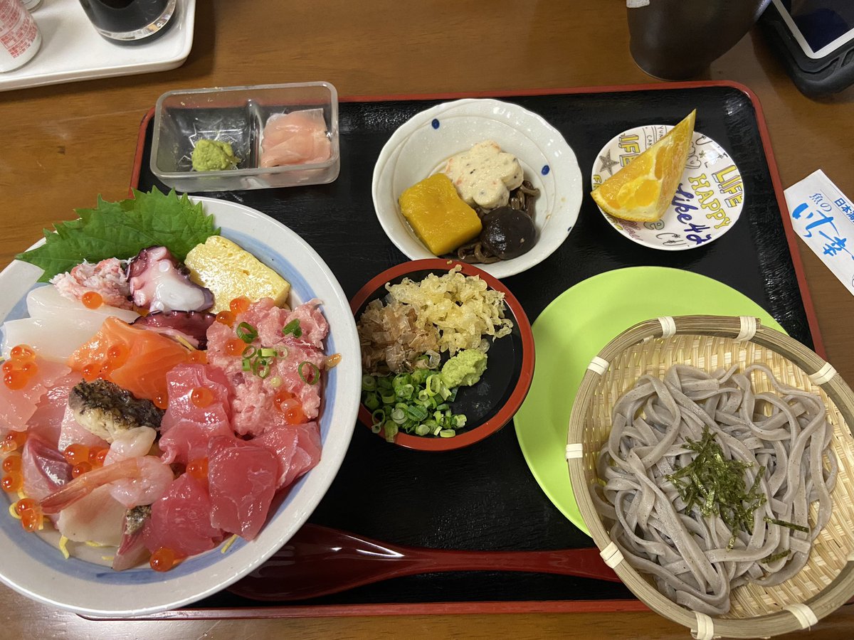 ucchiisa's tweet photo. 「魚の魚いち幸」にてご飯

日本海直送のお魚。
あちこちに昔の越前のポスターがある
メニューにも越前蕎麦がある
福井と繋がりがあるのね

美味しい😋　がっつり頂きました。
お腹いっぱぁ〜い🥰 https://t.co/zm9DilszoL