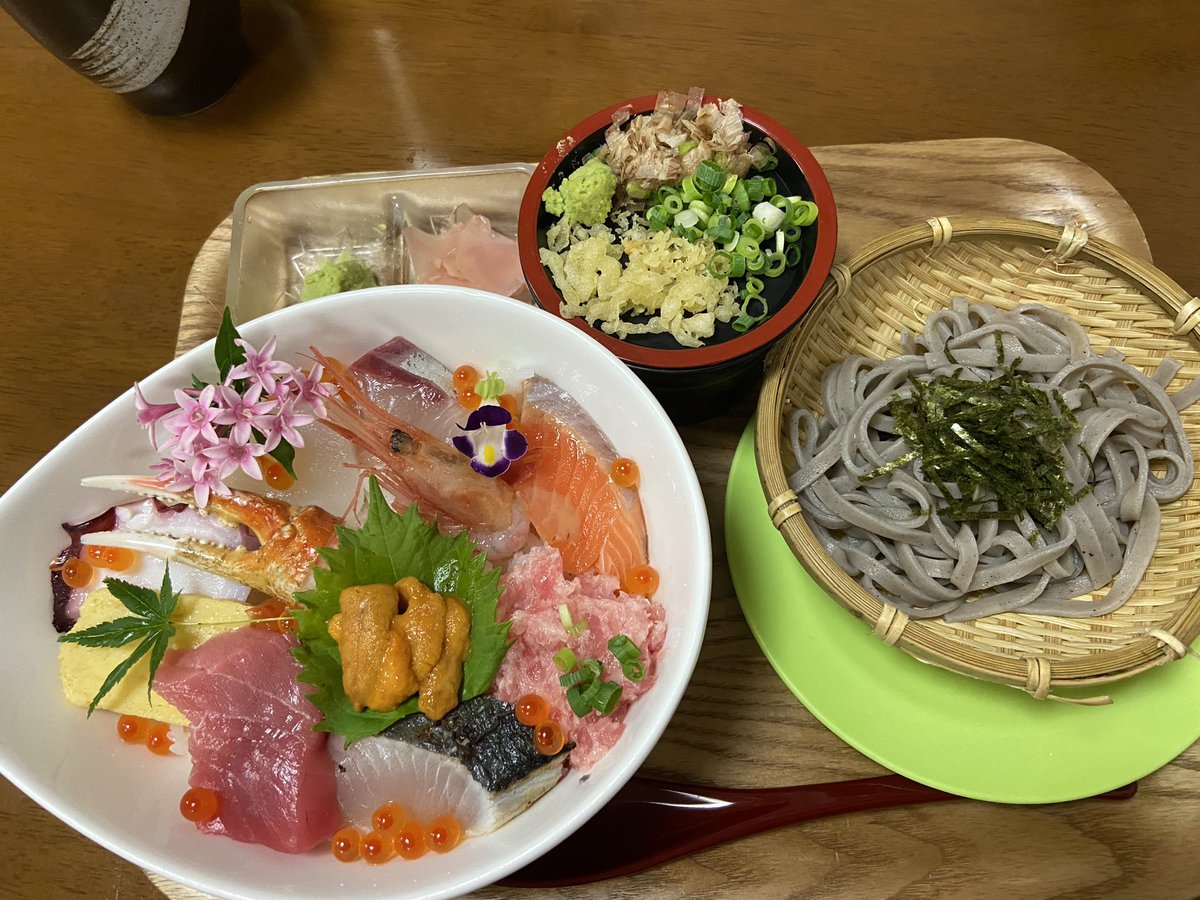 ucchiisa's tweet photo. 「魚の魚いち幸」にてご飯

日本海直送のお魚。
あちこちに昔の越前のポスターがある
メニューにも越前蕎麦がある
福井と繋がりがあるのね

美味しい😋　がっつり頂きました。
お腹いっぱぁ〜い🥰 https://t.co/zm9DilszoL