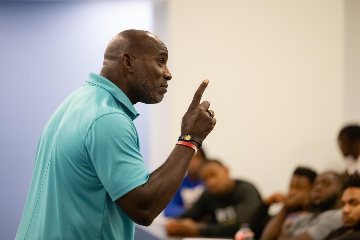 Kwray54's tweet photo. No Better way to kick off Camp 2024 than with the greatest Steeler and Wildcat of all time. Thanks for sharing with the team Greg Loyd. Let’s Goooooo! #FVSUFootball #Dah #BeatClark #TrenchMob https://t.co/c8q2NkpvwO