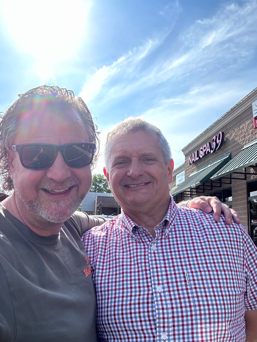 vert_MF's tweet image. Mark and Andy&apos;s first day in Kansas City for #SHAREkc2024. Kansas City is famous for BBQ so they just had to go to a BBQ smokehouse, Q39! @ich408i