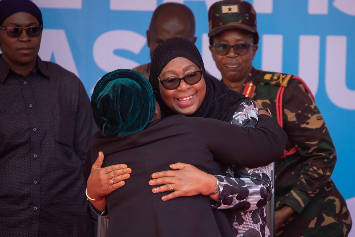 SuluhuSamia's tweet photo. Nimefurahi kukutana na mmoja wa waliokuwa waalimu wangu nikiwa mwanafunzi wa IDM Mzumbe (sasa Chuo Kikuu Mzumbe) kuanzia mwaka 1983 hadi 1986 Mama Sabina Gellejah, baada ya kuweka Jiwe la Msingi la Ujenzi wa Majengo ya Kampasi Mpya ya Chuo Kikuu Mzumbe. https://t.co/ue0gUtf3MG