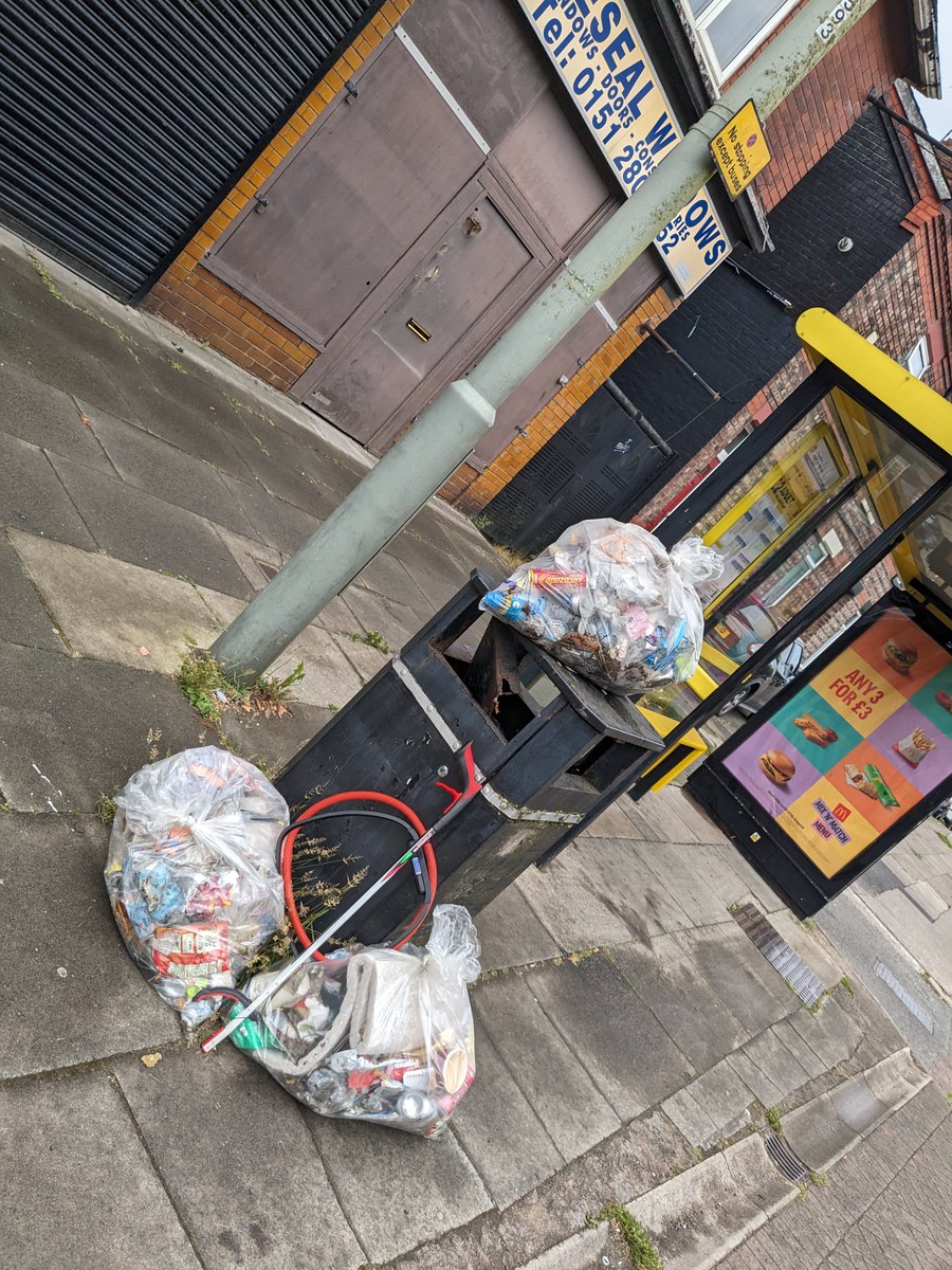 AhmeekJane's tweet photo. 4 bags picked L19 &amp; started on a grot spot that has been annoying me - Cressington Heath to Garston Docks grass verges &amp; central reservations. Could do with a follow up @GarstonIndys @petew71uk @lpool_LSSL Chippy bin already collected #awesome Reported others Ref Number  8593724 https://t.co/GmtUC0bOf7