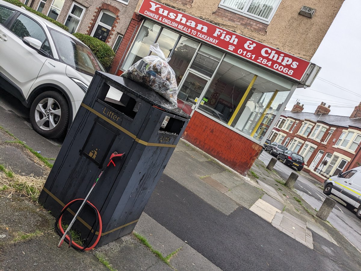 AhmeekJane's tweet photo. 4 bags picked L19 &amp; started on a grot spot that has been annoying me - Cressington Heath to Garston Docks grass verges &amp; central reservations. Could do with a follow up @GarstonIndys @petew71uk @lpool_LSSL Chippy bin already collected #awesome Reported others Ref Number  8593724 https://t.co/GmtUC0bOf7