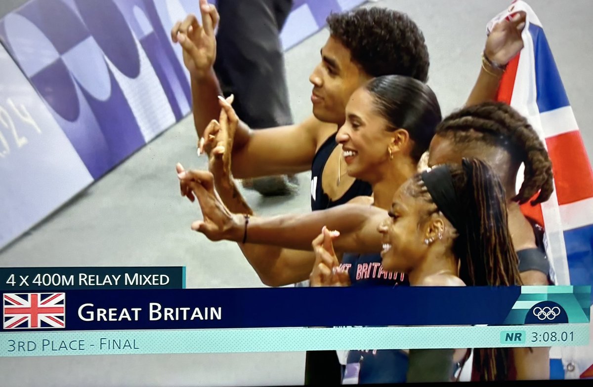 Well done <a href="/TeamGB/">Team GB</a> and Hove’s <a href="/AmberAnning/">Amber Anning</a> .Bronze in mixed relay and a new national record 🥉 plus a sensational last leg from Amber.

So incredibly proud