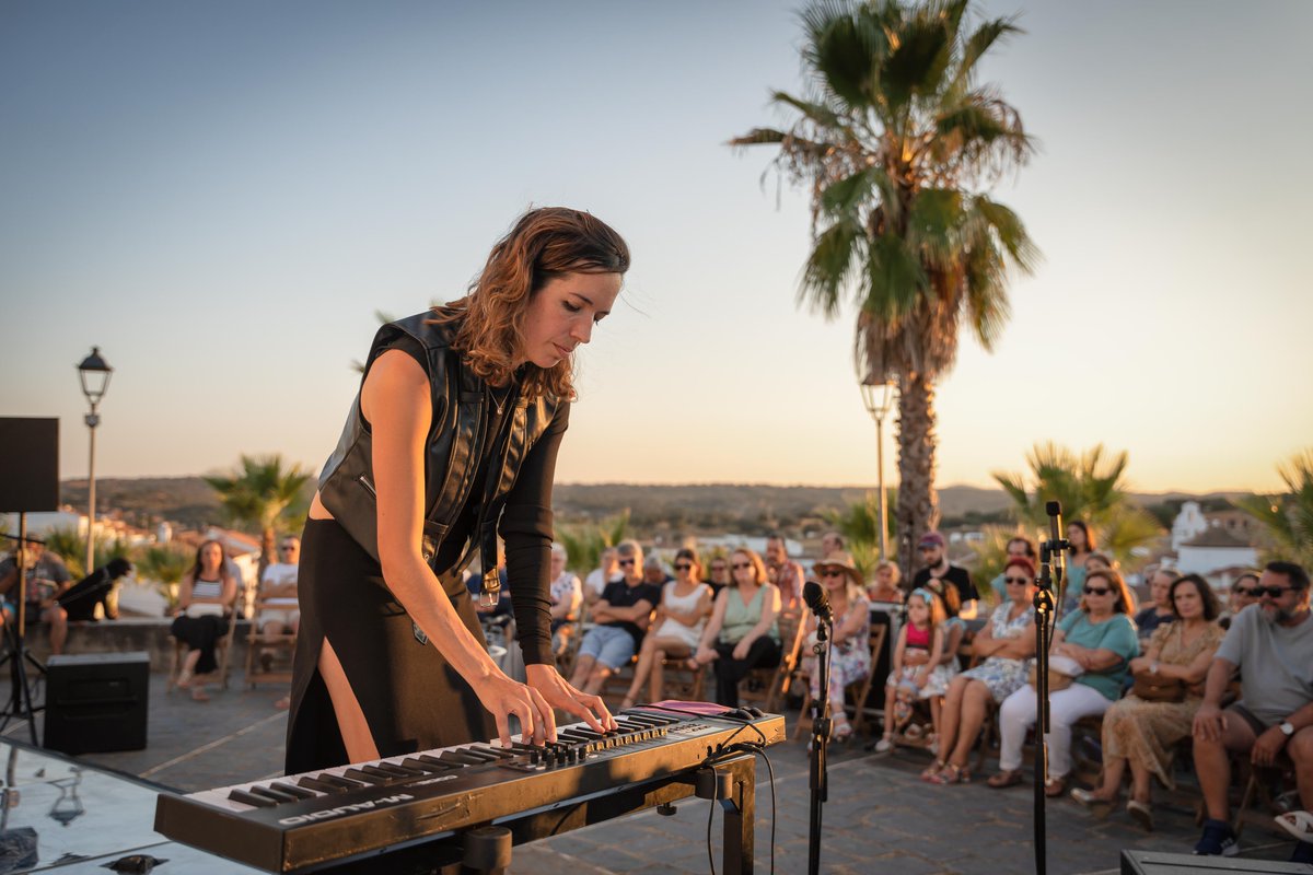 DipuHU's tweet photo. 🎹🎻Magnífica actuación en #VillanuevadelasCruces , uno de los municipios elegidos para formar parte del proyecto ‘Música en cada rincón’ 2024 para llevar espectáculos de máxima calidad a lugares recónditos del país. Un concierto muy especial del que ha disfrutado el pueblo. https://t.co/QfT4lYPUK6