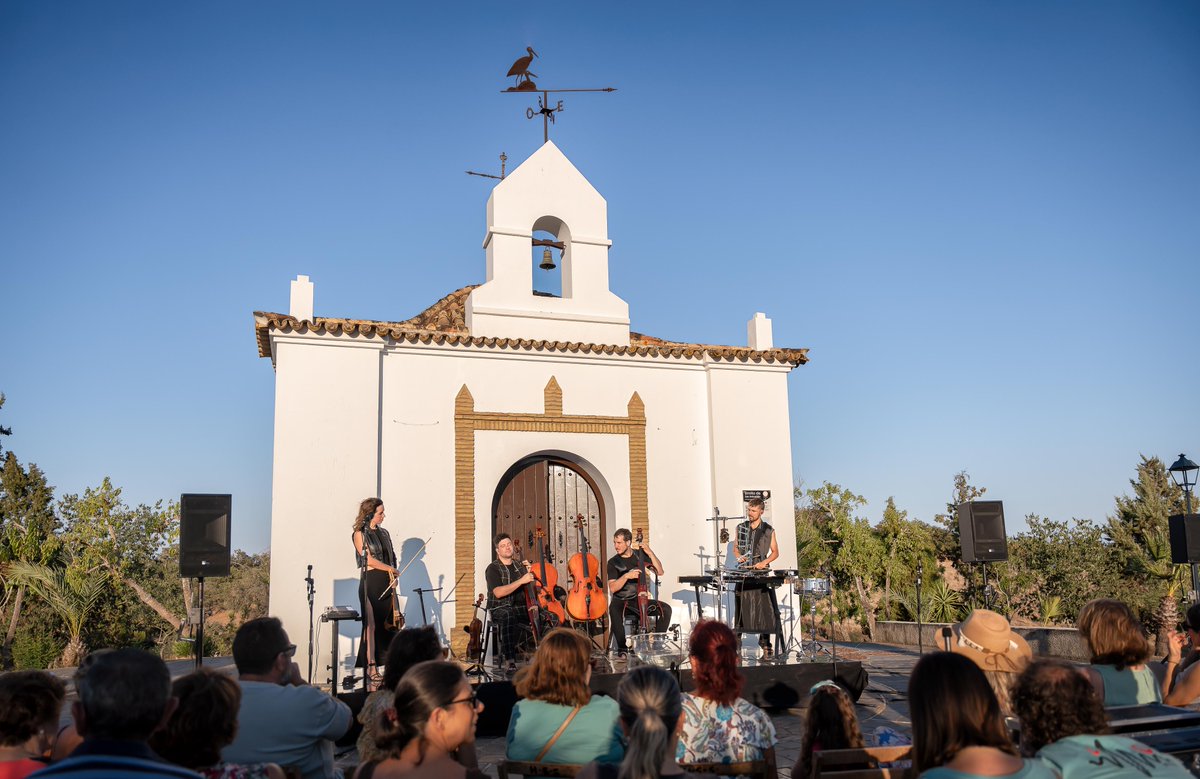 DipuHU's tweet photo. 🎹🎻Magnífica actuación en #VillanuevadelasCruces , uno de los municipios elegidos para formar parte del proyecto ‘Música en cada rincón’ 2024 para llevar espectáculos de máxima calidad a lugares recónditos del país. Un concierto muy especial del que ha disfrutado el pueblo. https://t.co/QfT4lYPUK6