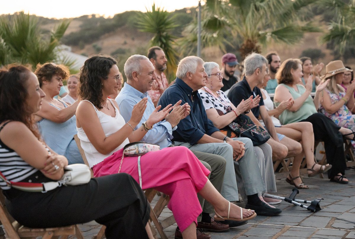 DipuHU's tweet photo. 🎹🎻Magnífica actuación en #VillanuevadelasCruces , uno de los municipios elegidos para formar parte del proyecto ‘Música en cada rincón’ 2024 para llevar espectáculos de máxima calidad a lugares recónditos del país. Un concierto muy especial del que ha disfrutado el pueblo. https://t.co/QfT4lYPUK6