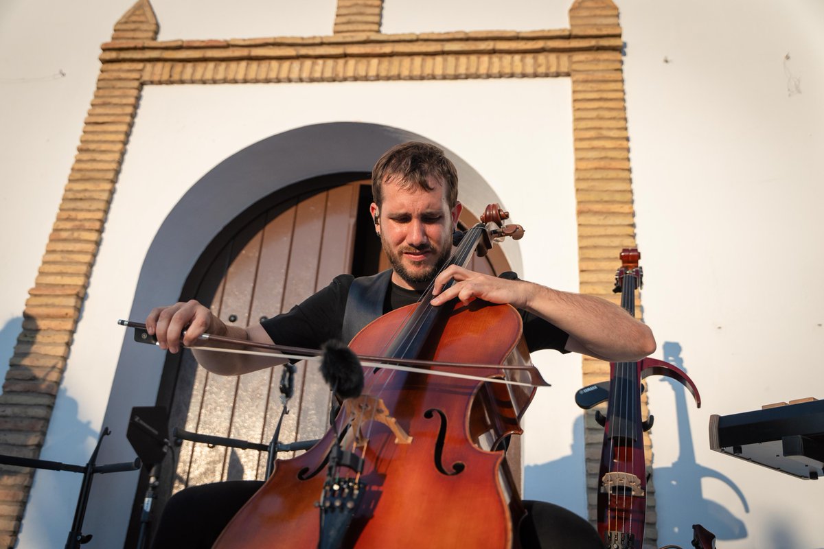 DipuHU's tweet photo. 🎹🎻Magnífica actuación en #VillanuevadelasCruces , uno de los municipios elegidos para formar parte del proyecto ‘Música en cada rincón’ 2024 para llevar espectáculos de máxima calidad a lugares recónditos del país. Un concierto muy especial del que ha disfrutado el pueblo. https://t.co/QfT4lYPUK6