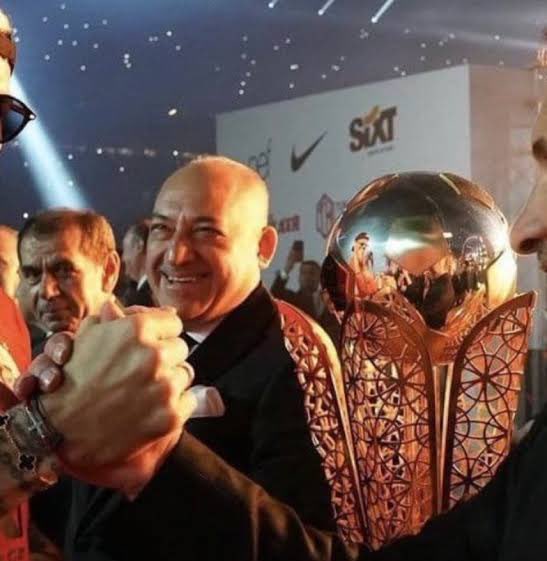 Büyükekşi gidince ne mi oldu?

- Süper Kupa maçı oynandi
- GS’li oyunculara faul ,sarı ve kırmızı kart verildi
- GS’nin ofsayt golleri sayilmadi
- GS aleyhine penalti verildi