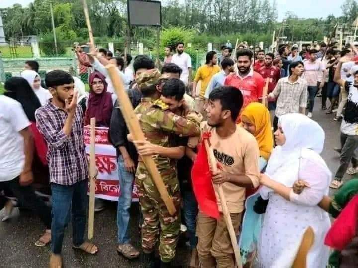 Hasiburxpost's tweet photo. ছাত্রদের 🇧🇩 পাশে সেনাবাহিনী এটা সুন্দর 

#SaveBangladeshiStudents #StudentsUnderAttack #StudentProtest #StudentMovements https://t.co/WzgR046lWW