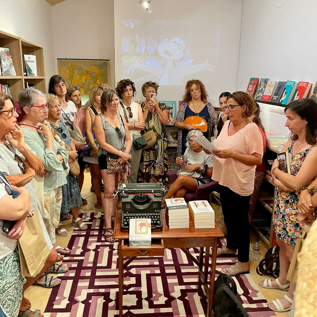🔝Amb la Sílvia Soler ha tornat la temporada de cicles, en aquest cas el LLIBRETERS VIP. Hem pogut passar un matí exquisit entre llibreries i recomanacions literàries de la Sílvia. Ben aviat publiquem el que ens ha recomanat. Moltes gràcies a tots els que ho heu fet possible!