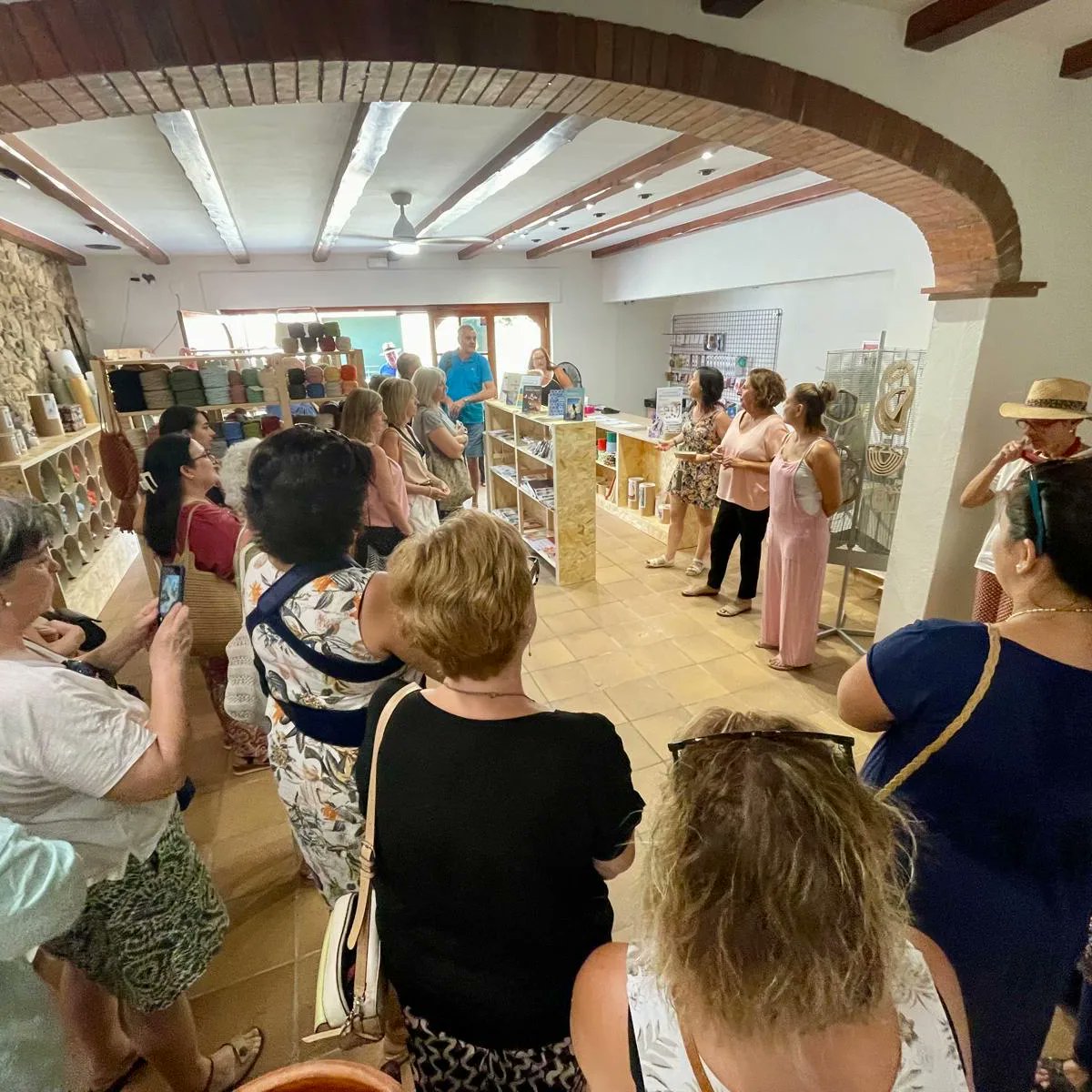 pobledellibres's tweet photo. 🔝Amb la Sílvia Soler ha tornat la temporada de cicles, en aquest cas el LLIBRETERS VIP. Hem pogut passar un matí exquisit entre llibreries i recomanacions literàries de la Sílvia. Ben aviat publiquem el que ens ha recomanat. Moltes gràcies a tots els que ho heu fet possible! https://t.co/uqzUvYbl9y