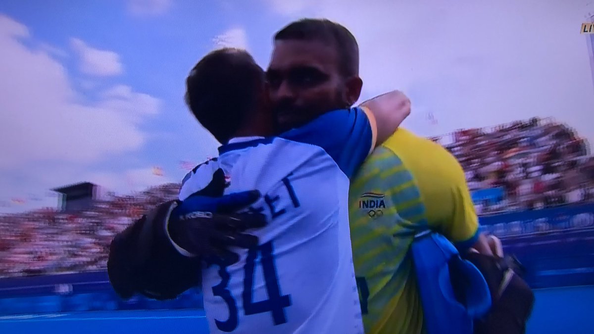 Udit_Del's tweet photo. Hockey QF 🇮🇳 vs 🇬🇧 
1) Team  red card down to 10 men Q1 
2) 1-0 by Hamanpreet Singh 
3) GBR equalize 1-1 
4 ) Green Card to India ,9 men 
5) India defend 1-1
6) Penalty Shootout with Sreejesh defending 2 penalties to win 4-2 knocking out GBR 

#IndiaAtOlympics #OlympicGames https://t.co/Woz1fXoJcN