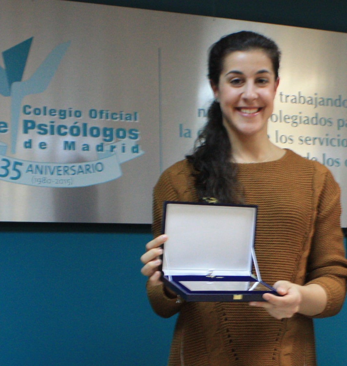 👏Todo nuestro apoyo, orgullo y admiración a <a href="/CarolinaMarin/">Carolina Marín</a>, nuestra campeona y Mención Honorífica del Colegio. Deseamos tu pronta recuperación. 

Gracias a nuestra colegiada y Psicóloga del Deporte <a href="/mariapsicodport/">Maria Martinez - Mente Fuerte</a> por ayudarle a ser una de las grandes deportistas españolas.