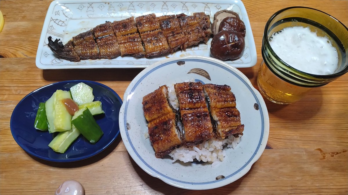 uminomen's tweet photo. うなぎ養殖直販所 大川@三木町さんで買って帰った蒲焼き（ﾟ◇ﾟ）
夏だけ営業のこちら。自分的夏の風物詩となりました。今年はお婆さんがレジにいらっしゃらず、若い方中心でされてました。
暑いしな。食べる方も、バテていっぺんに食べれんなった。 https://t.co/TKMnkyzc36