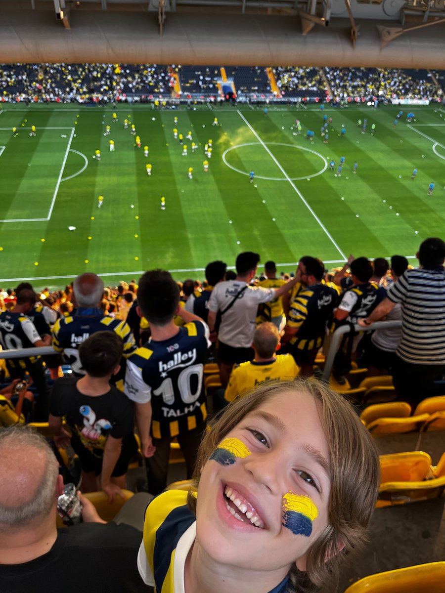 semrattnn's tweet photo. En büyük hayali bir gün burada oynamakmış …
#Fenerbahçe #AliAffan https://t.co/kXuOzYlafj